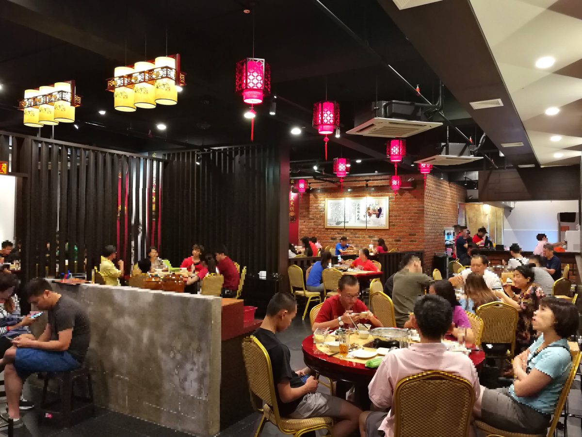 家乡门店内座无虚席的用餐场景