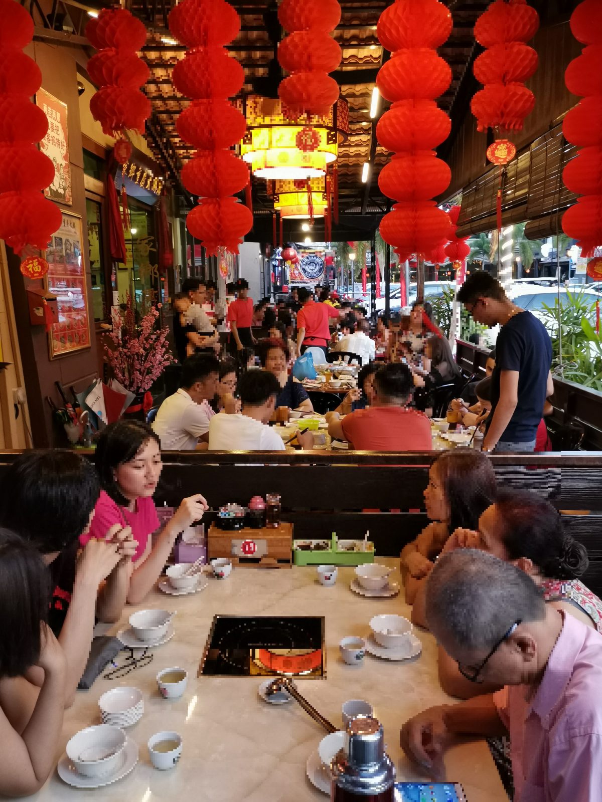 顾客在家乡门店围炉用餐