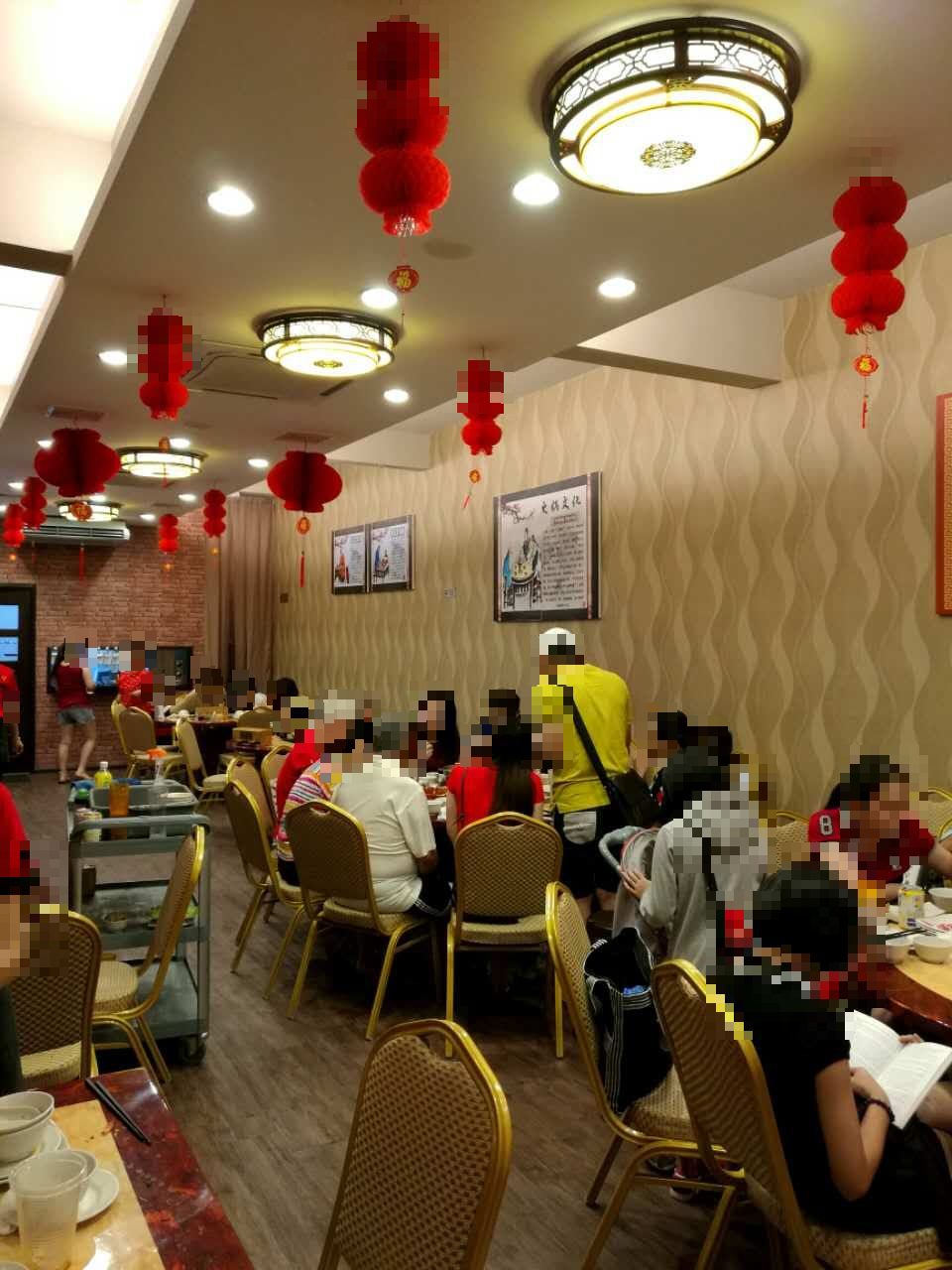 顾客在家乡门店内的用餐日常