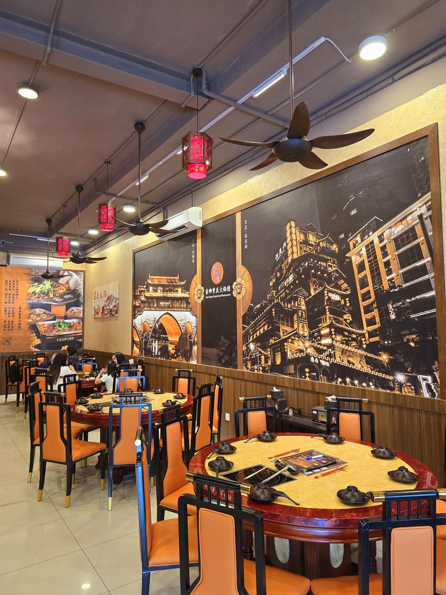 All Season Place 分店特色壁画用餐区